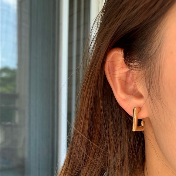 LAST ONE! 18K Gold Plated L Shaped Hoop Earrings - Picture 3 of 4